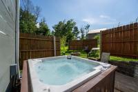 Cloud 9 Cabin with an indoor pool hot tub & fire pit - B&B Bryant
