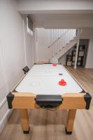 Play & Stay - Downtown Sleeps 10 - B&B Edmonton