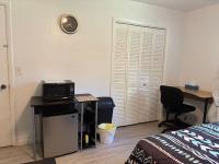 Private Entrance Room w bath & kitchenette - Not an Apartment - Chambres d’hôtes Gainesville