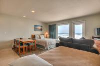 Pool and Hot Tub Ground Floor Studio - Oceanfront - Full Kitchen - Patio - B&B