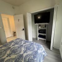 Room w Private Entrance near Airport, Dolphin Mall & FIU - B&B Miami