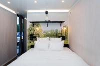 Floating Suite King-Size Bed – Rooftop Spa Bath