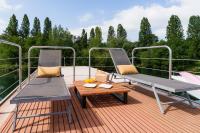 Floating Suite King-Size Bed – Rooftop Spa Bath 