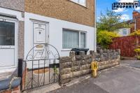 Group Stays Spacious House with Parking, sleeps 6 - B&B Swindon