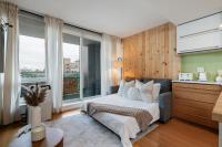 Cozy Chinatown Stay with Balcony and Parking near Pacific Station - B&B Vancouver