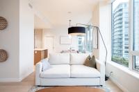 Olympic Village 3BR Condo with Balcony and City Views for 7 - Bed and Breakfast Vancouver
