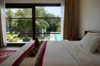 Zimmer mit Kingsize-Bett und Poolblick