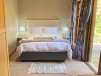 Habitación con cama grande y vistas al jardín