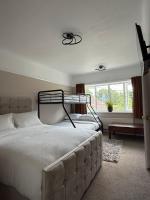 Zimmer mit Kingsize-Bett und Gartenblick. 