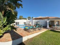 Casa Alvorada Villa with Pool & 3 Bedrooms - B&B Carvoeiro