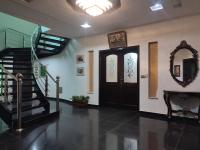 Lavish Multi-Level Holiday Home Options Near Emporium Mall & Expo Center - Chambres d'hôtes Lahore