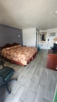Habitación con cama extragrande.