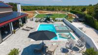 Luxury Villa Meden Dol with heated pool, Hot-Tub, 2 Saunas - Chambres d'hôtes Skradin