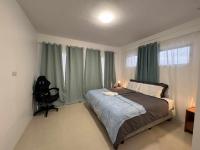 Habitación con cama extragrande y balcón