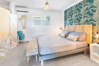 Appartement met 1 slaapkamer, een terras en uitzicht op zee.