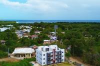Modern 2BR Apartment 3 Min from Airport with Free Parking - Chambres d’hôtes Sosúa