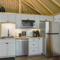 Bronco Luxury Yurt-Cabin - Family Glamping Canyon Lake w Private Hot Tub - Chambres d'hôtes Canyon Lake
