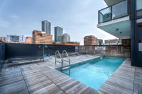 Vibrant PopArt downtown suite, comfy and stylish! - B&B Calgary