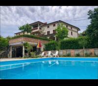 Villa Nona, Flat 3 with swimming pool - B&B Dornberk