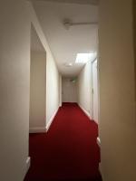 Habitación con cama extragrande.