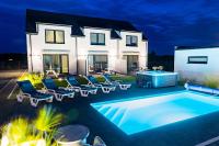 Cichy Domek Apartamenty - Podgrzewany Basen, Jacuzzi, Plac Zabaw, Parking - Cicha i Spokojna Lokalizacja - B&B