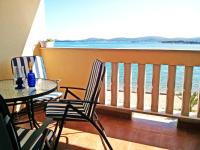 Apartment ANTONELA just 10 m from the Beach & Stunning Sea View & Free Private Parking - Bed and Breakfast Sveti Filip i Jakov