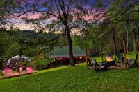 Family Cabin with Dome , Hot Tub, Game Rm-XBOX, Fire Pit, BBQ, Treasure Hunt - B&B Logan