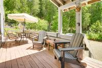 1 Mi to Rangeley Lake: Cabin w/ Wraparound Deck! - Chambres d'hôtes Rangeley