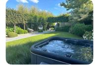 La chambre du puits avec 2 jacuzzis , sauna et Hammam privatif - B&B Tournai