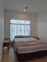 Habitación con cama grande