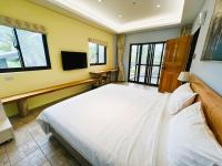 Zimmer mit Queensize-Bett und Balkon
