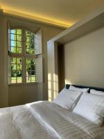 Habitación con cama extragrande.