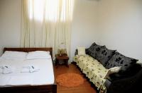 Tweepersoonskamer met 2 Aparte Bedden en Gedeelde Badkamer