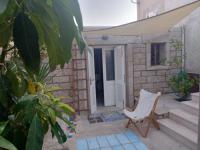 Zimmer mit Kingsize-Bett und Gartenblick. 