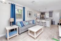 Cozy Queen Bed Retreat, Steps to Downtown, 7 Mins to Beach - Bed and Breakfast New Port Richey