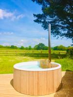 Deer Den timber clad cabin with hot tub, up private lane - B&B Cullompton