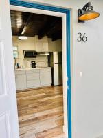 Cottage 36, Sunshine Suite - Dora Canal Court - a downtown, waterfront community - Bed and Breakfast Tavares