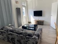 Stylish 3 Bed Seaside Apartment Central Southend Location & Steps from the Beach - B&B