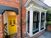 QUEENS RETREAT- Luxe 3-Bed Comfort, Sleeps 6, PERMITTED PARKING FOR 2 CARS, Pet-friendly & close to bars and Restaurants - B&B Lincoln