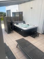 Ledakis House with Jacuzzi - B&B Frangokástellon