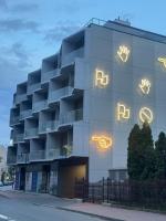Apartament Neonowy by Apartamenty 77 - Chambres d’hôtes Częstochowa