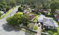 Queen Bed Shared Bath, 5BR Home In Beenleigh For 2 Bedroom1 - B&B Beenleigh