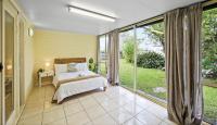King Bed, Walk To Beenleigh Village & Marketplace Bedroom2 - Bed and Breakfast Beenleigh