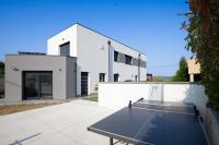 Modern Grey Harmony Retreat Apartment - B&B Bertoki