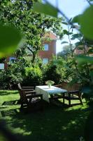 Lägenhet med trädgård nära stad och hav - B&B Varberg