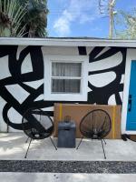 1BD 1BA-Black&White ArtBNB Cottage-Antique Row WPB - B&B West Palm Beach