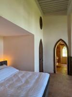 Habitación con cama extragrande y vistas al jardín 