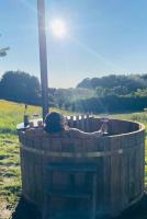 Glamping with outdoor wood-fired hot tub - B&B Vissenbjerg