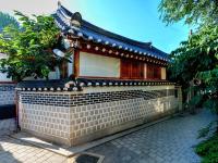 #1월할인#한옥#독채#경복궁역 도보 4분#방4개#욕실2개#가족,키즈#경복궁,인사동,북촌,서촌,광화문,명동, 동대문 바로 옆#짐보관# 9인#호텔침구##무료와이파이#세탁건조기#최고위치#인왕산 - B&B Seoul