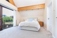 MOONGATE by BOURNECOAST - A Delightful Chalet Bungalow with a Garden and Parking - HB10672 - B&B Christchurch